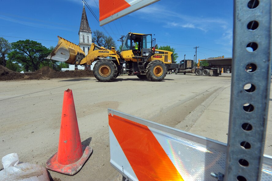 MINOT, N.D. -- Members of Team Minot work together to make sandbags at the Minot Public Works June 1 In preparation for possible flooding, the city of Minot, with assistance from Airmen from Minot Air Force Base, North Dakota National Guard as well as many other organizations, are setting up secondary dikes along the river. The Souris River threatens to break the levies already in place, thousands of Minot citizens, including military members, their families and DoD civilians, have been forced to evacuate the area.  (U.S. Air Force photo/Senior Airman Jesse Lopez)