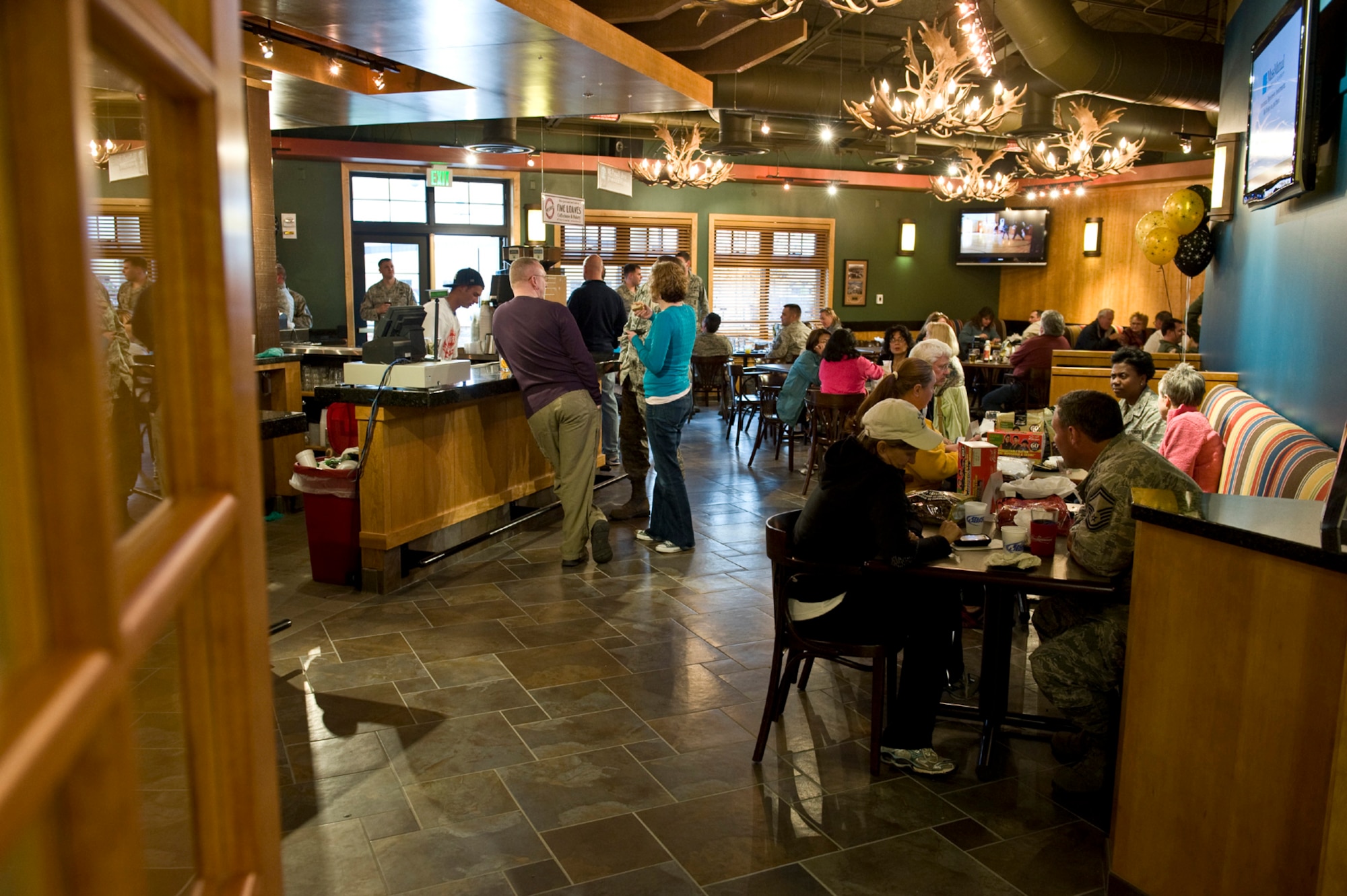 Guests enjoy the restaurant atmosphere of the new Grizzly Bend’s lounge. (U.S. Air Force photo/John Turner)
