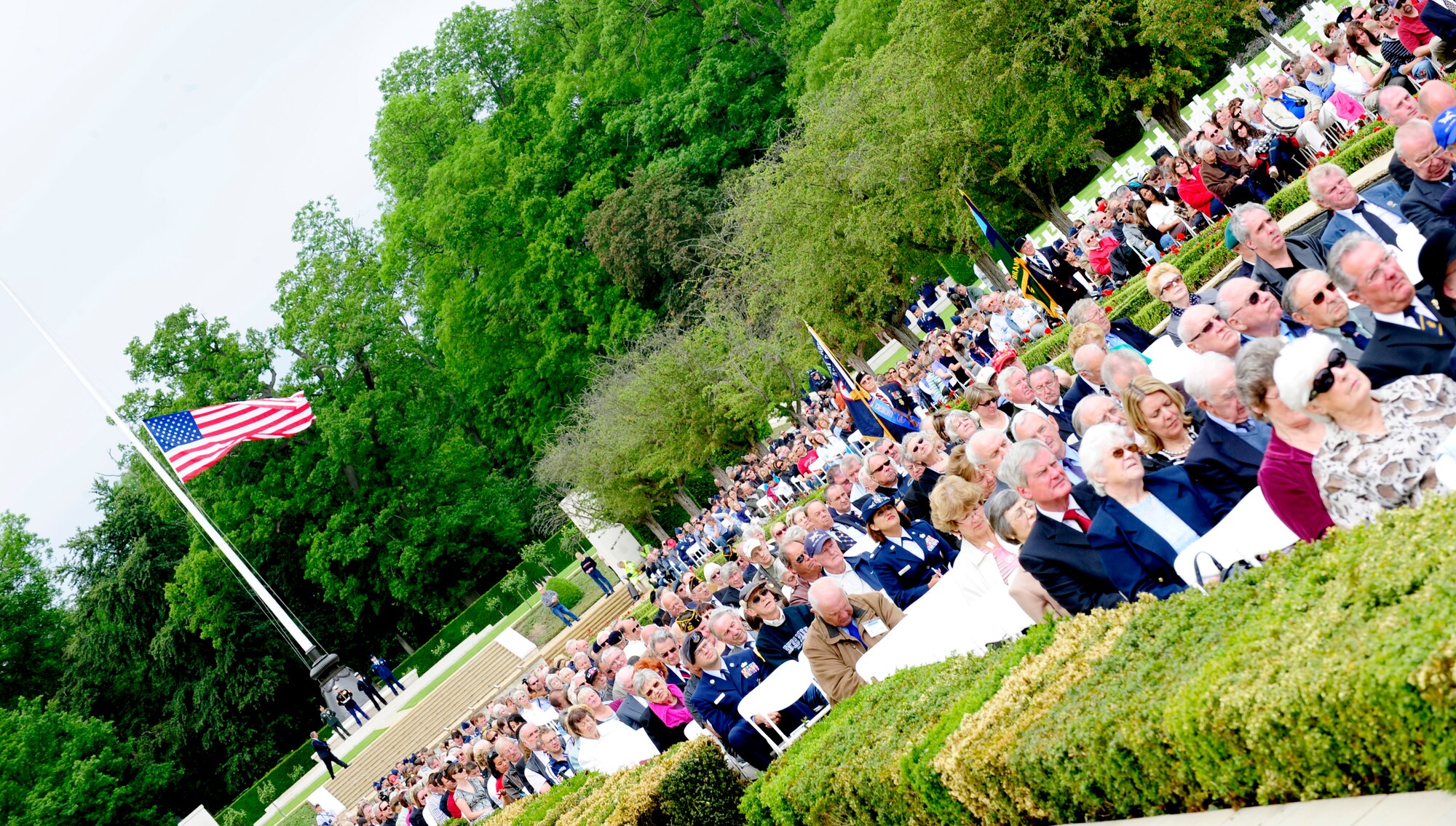 Cambridge, England -- The British and American communities attend the Madingley American Cemetery Memorial Service hosted by RAF Mildenhall, in Cambridge May 30, 2011. Around 1,000 people attended the event in remembrance of veterans. (U.S. Air Force photo/Senior Airman Ethan Morgan)