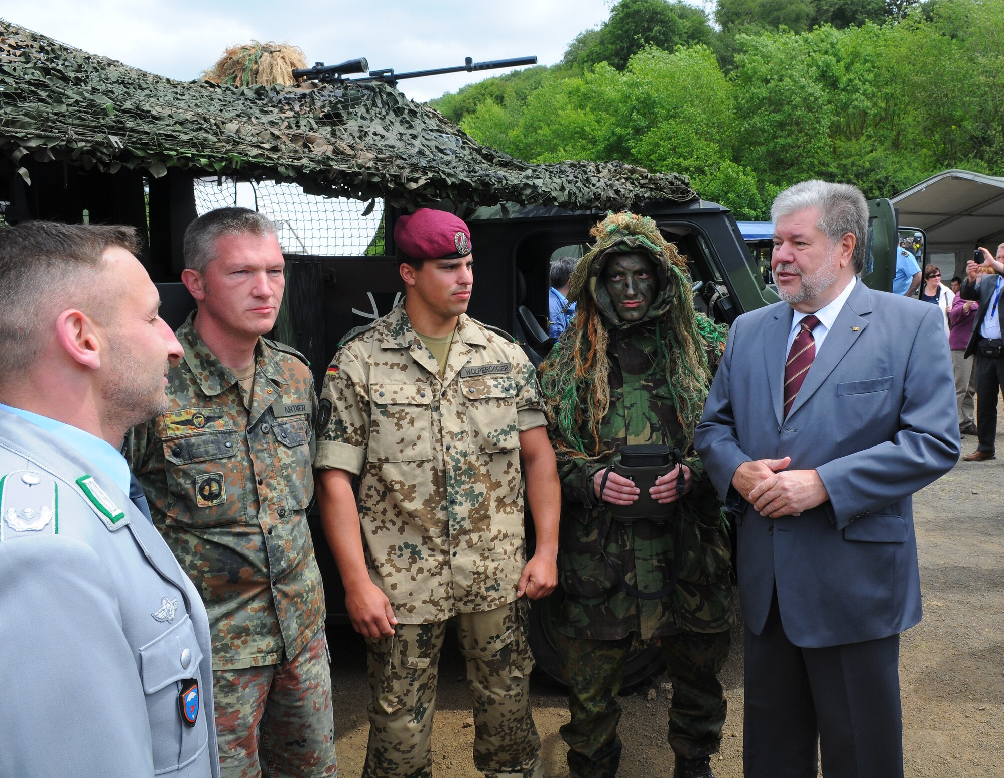 PRUEM, Germany – Kurt Beck, Rheinland-Pfalz minister president, speaks with German Special Forces during the Rheinland-Pfalz Day Fair here May 28. The Rheinland-Pfalz Day Fair is a three-day festival with entertainment, informational booths and other attractions. (U.S. Air Force photo/Airman 1st Class Dillon Davis)