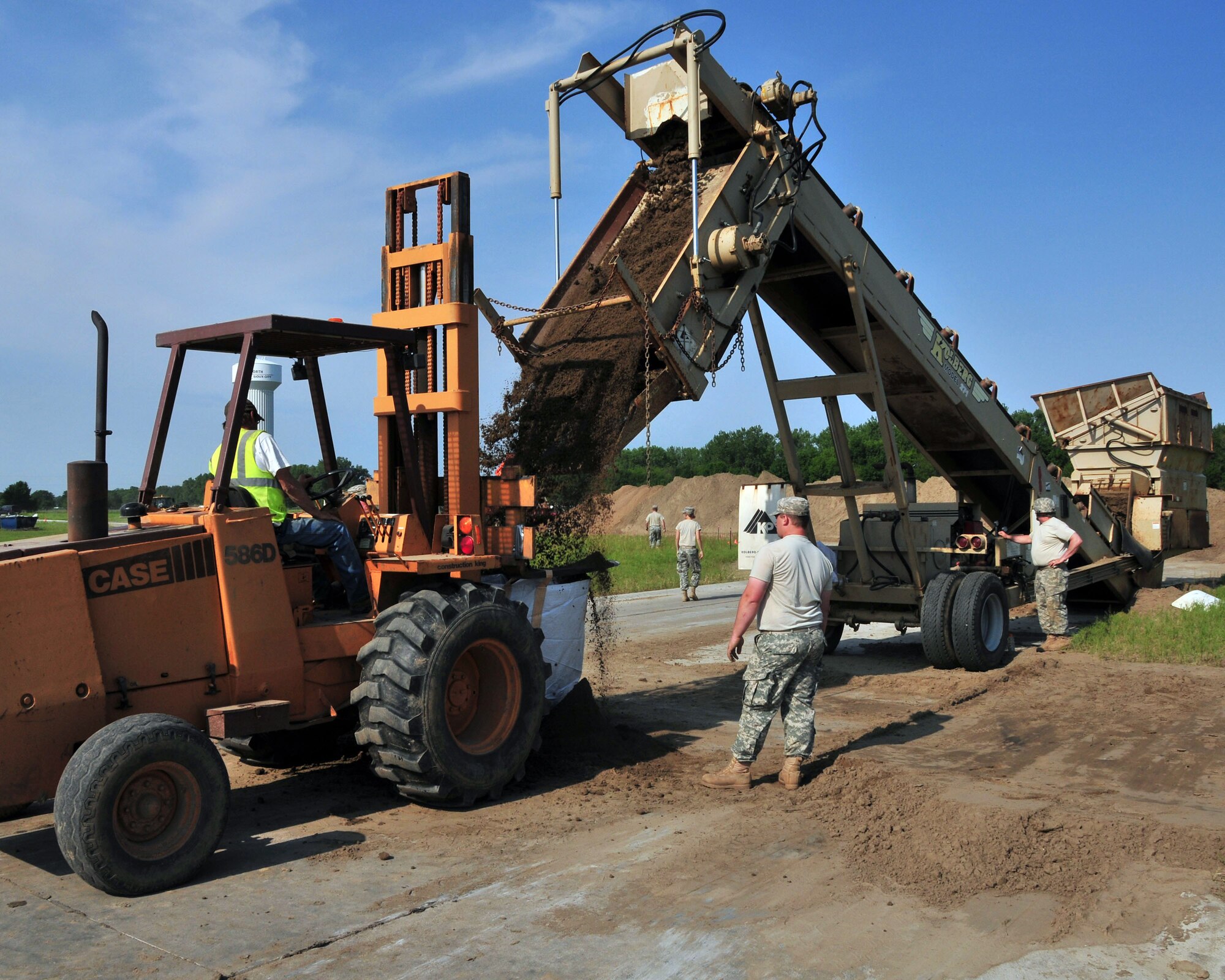 Members of the 153rd Engineer Battalion, South Dakota Army Natoinal Guard, fill sandbags in preperation for the flooding of the Missouri River.