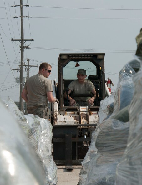 Members of the 139th Airlift Wing, Missouri Air National Guard, fill sandbags during Operation Show Me Northern Tide June 4, 2011.   (U.S. Air Force Photo by Airman 1st Class Kelsey L. Stuart/Released)