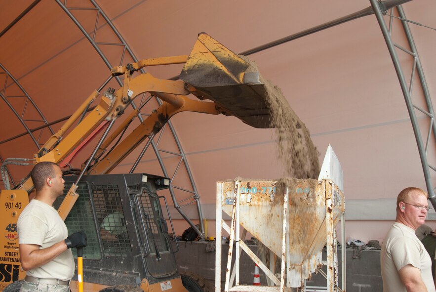 Members of the 139th Airlift Wing, Missouri Air National Guard, fill sandbags during Operation Show Me Northern Tide June 4, 2011. (U.S. Air Force Photo by Airman 1st Class Kelsey L. Stuart/Released)