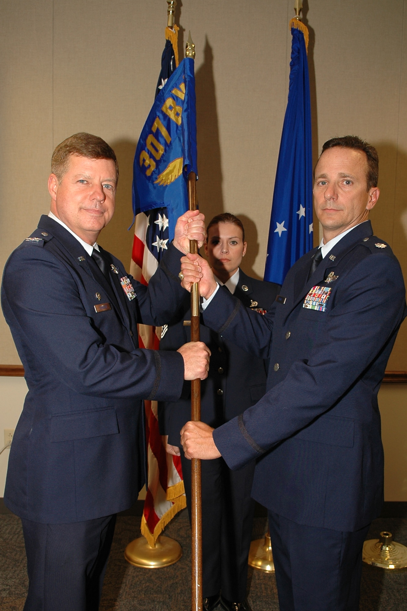 Heinz takes command of 343 BS > 307th Bomb Wing > Article Display