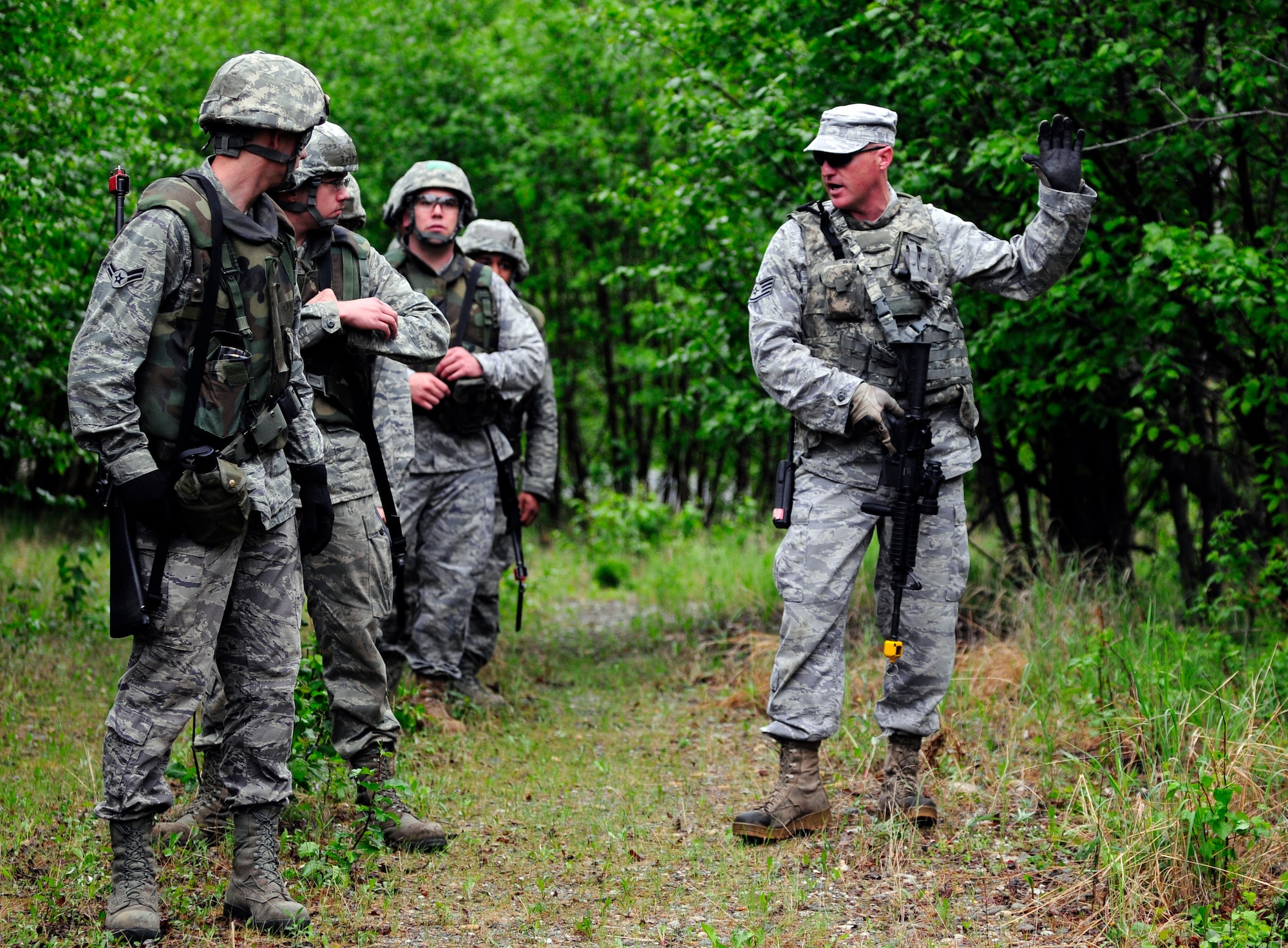 Staff Sgt. Lee Fulp teaches life-saving techniques during a dismounted patrol preparedness exercise for civil engineer Airmen June 2, 2011, Eielson Air Force Base, Alaska. The 354th Civil Engineer Squadron Explosive Ordnance Disposal flight familiarizes deploying Airmen with the fundamentals of tactical troop movement and improvised explosive devices. Sergeant Fulp is assigned to the 354th CES EOD flight. (U.S. Air Force photo/Airman 1st Class Laura Goodgame) 