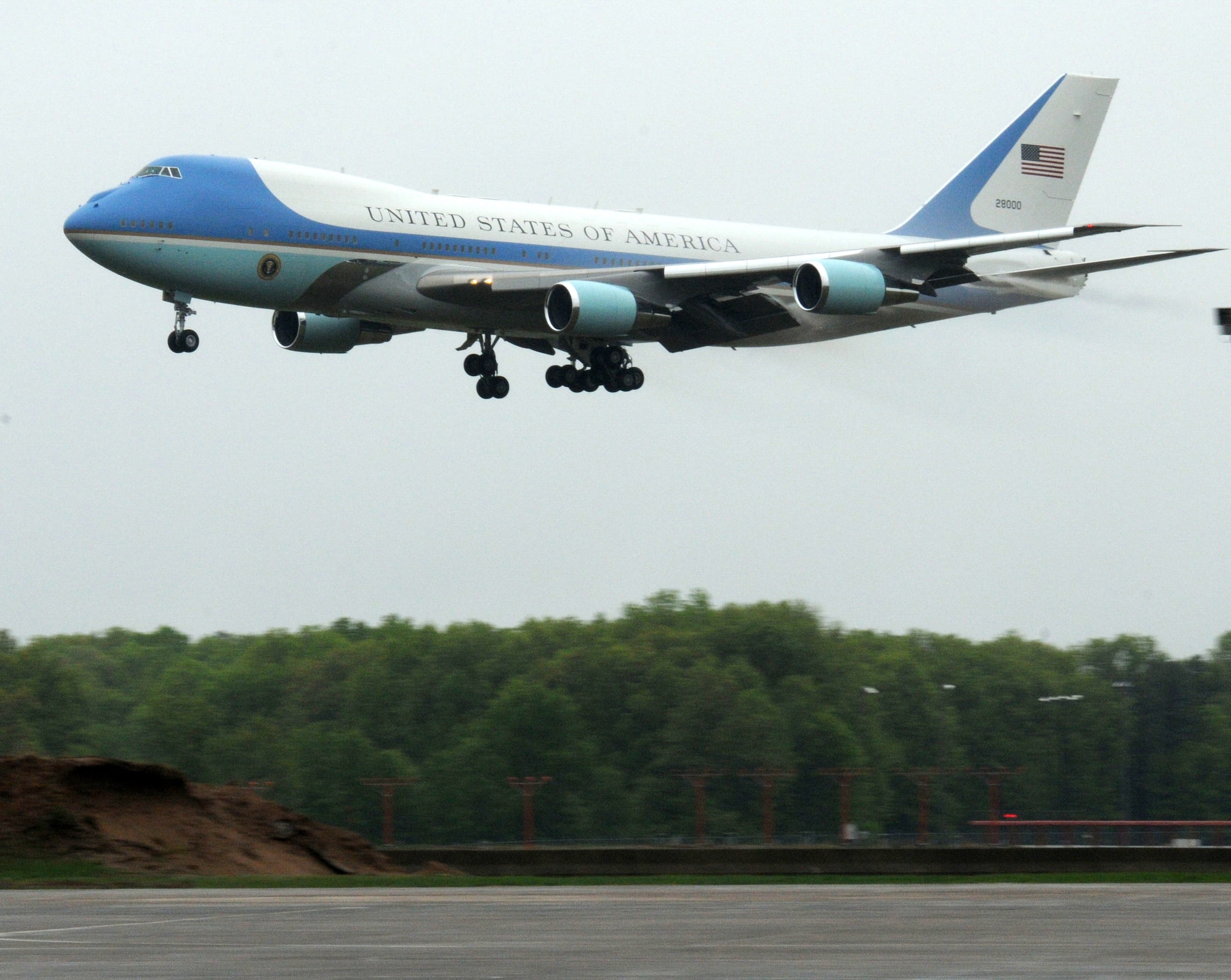 Air Force One makes its approach into Bradley International Airport before taxiing over to the ramp at Bradley Air National Guard Base in East Granby Conn. May 18, 2011. President Obama stopped at the base and greeted Air National Guardsmen before heading to New London to give the keynote address at the U.S. Coast Guard Academy’s graduation ceremony. (U.S. Air Force photo by Airman 1st Class Emmanuel Santiago)