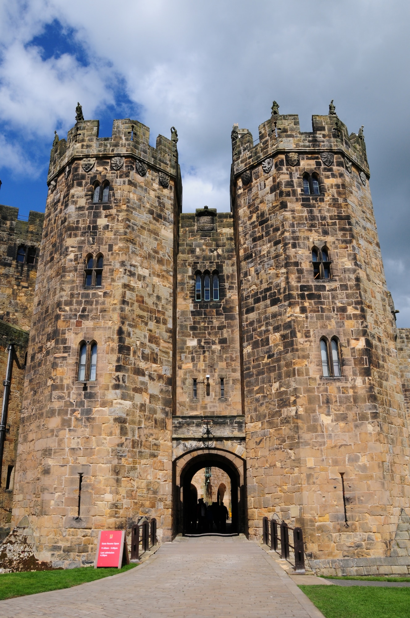 ALNWICK, England –Participants on the RAF Lakenheath Outdoor Recreation “Harry Potter and Loch Ness” trip visited Alnwick Castle on May 31, 2011. The castle is the second largest inhabited castle in England, and has been the home of the Percys, Earls and Dukes of Northumberland since 1309. (U.S. Air Force photo/Staff Sgt. Stephen Linch)