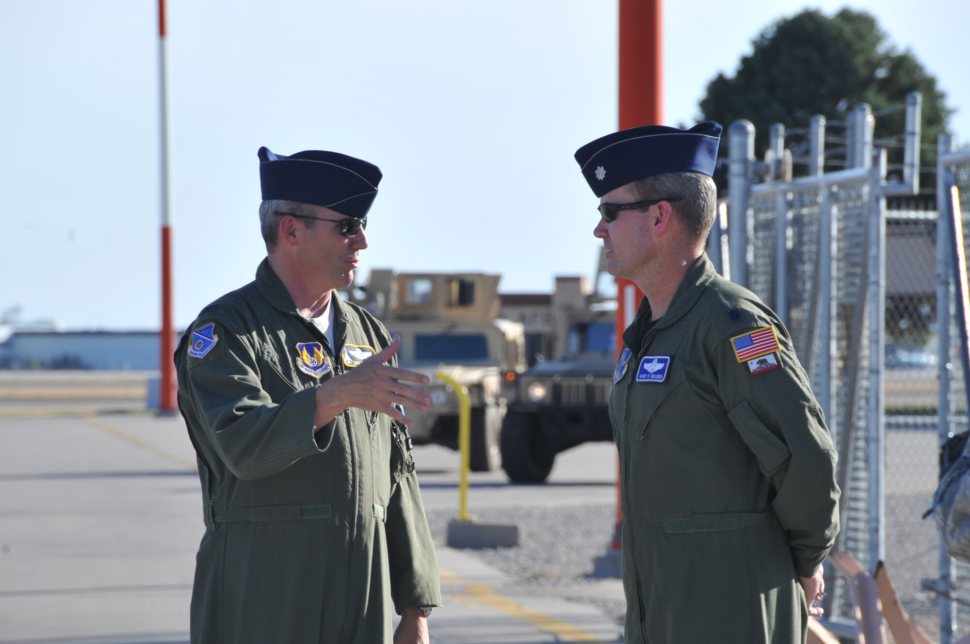 Col. Robert Maness, 377th Air Base Wing commander, Kirtland Air Force Base, N.M., left, briefs Lt. Col. Kurt Holden, 115th Airlift Squadron commander, California Air National Guard, Channel Islands Air National Guard Station, Calif., on local conditions on the Kirtland AFB flightline June 15. (Air Force photo by Elizabeth Martinez.) 