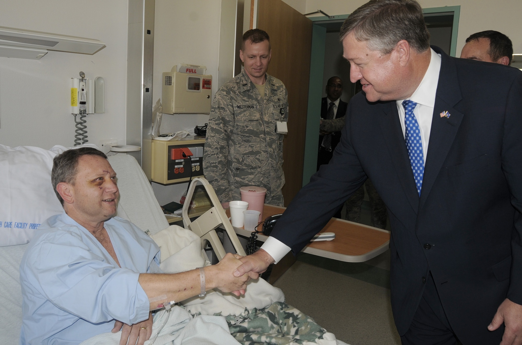 Secretary of the Air Force Michael Donley visits Col. Bill Andersen June 18, 2011, at Landstuhl Regional Medical Center, Germany. Colonel Andersen is being treated for injuries sustained while deployed to Afghanistan as the vice commander of the 438th Air Expeditionary Wing and the deputy commander for NATO Air Training Command-Afghanistan. (U.S. Army photo/Chuck Roberts)