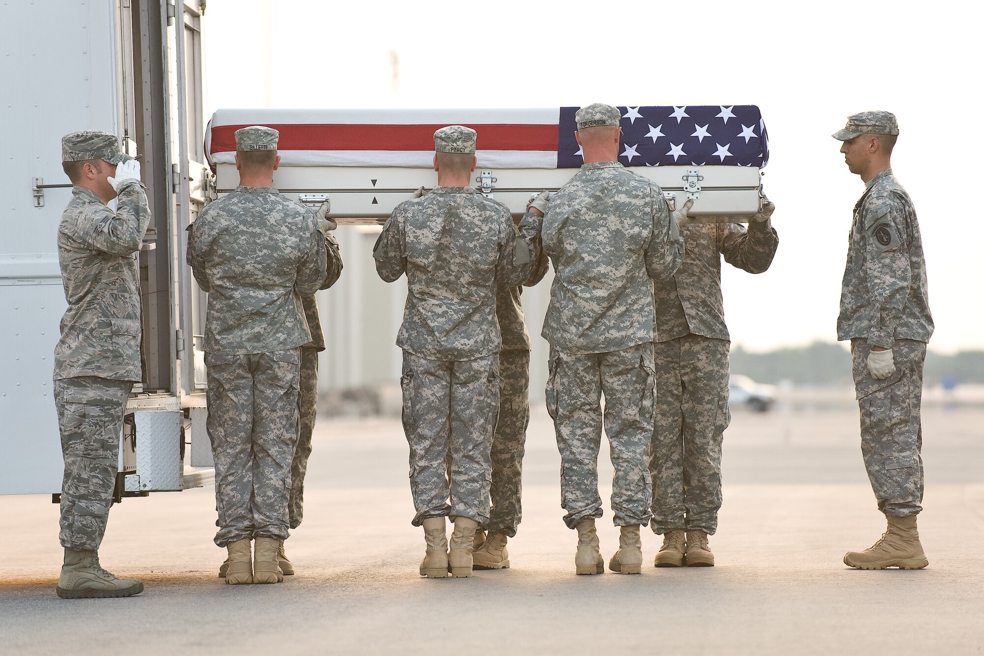 A U.S. Army carry team transfers the remains of Army Sgt. Edward F. Dixon III, of Whiteman Air Force Base, Mo., at Dover Air Force Base, Del., June 21, 2011. Dixon was assigned to the 4th Battalion, 70th Armor Regiment, 170th Infantry Brigade Combat Team, Baumholder, Germany. (U.S. Air Force photo/Roland Balik)