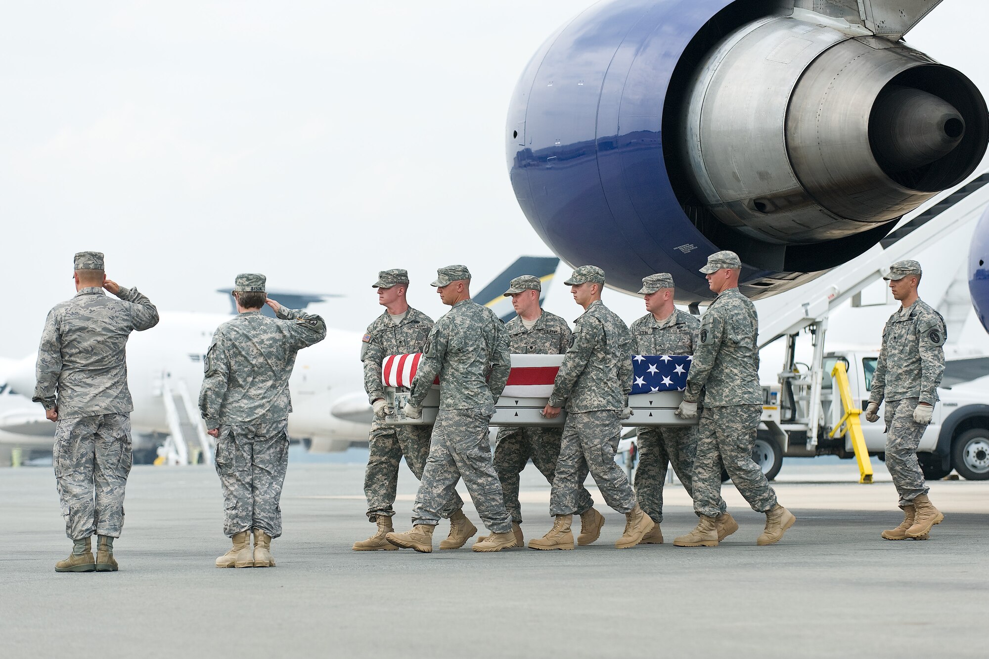 A U.S. Army carry team transfers the remains of Army Pfc. Joshua L. Jetton, of Sebring, Fla., at Dover Air Force Base, Del., June 22, 2011. Jetton was assigned to the 2nd Battalion, 27th Infantry Regiment, 3rd Brigade Combat Team, 25th Infantry Division, Schofield Barracks, Hawaii. (U.S. Air Force photo/Roland Balik)
