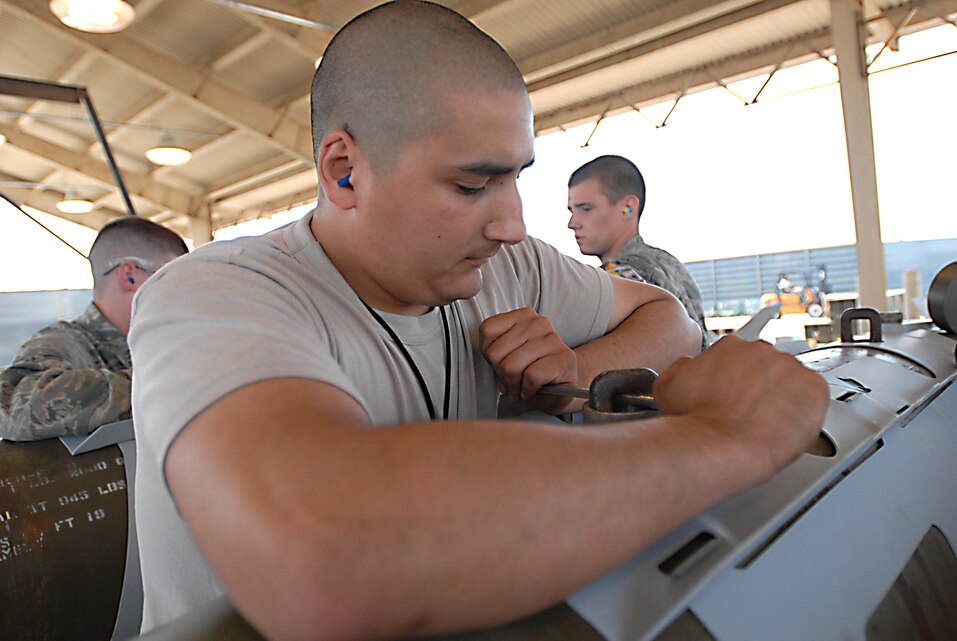 CAPEX tests Kunsan's bomb-building abilities > United States Marine ...