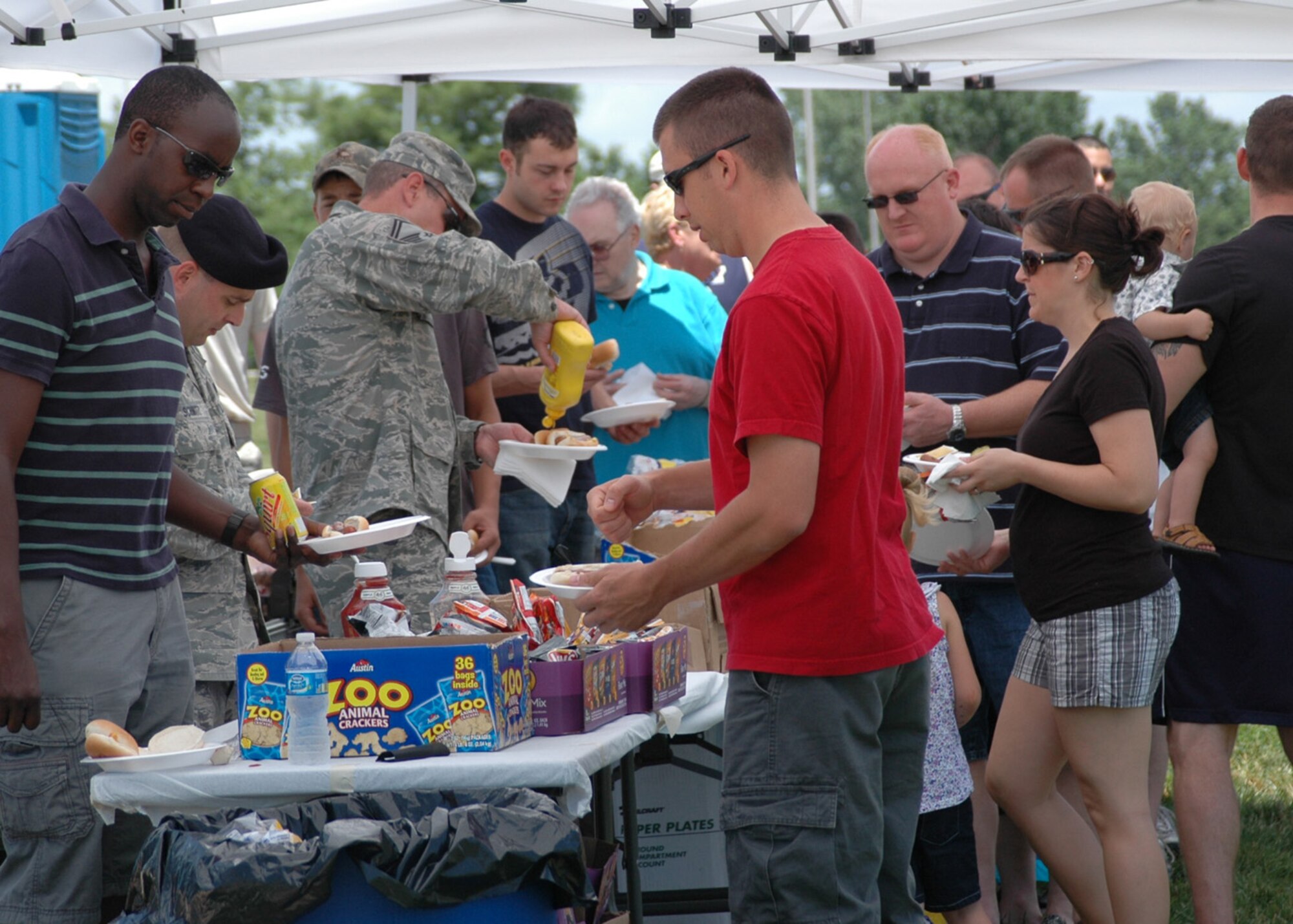 Current and retired members of the 131st Bomb Wing and their families
participate in Wing Family Day at Ike Skelton Park, Whiteman AFB, MO, June
11.  (Photo by Staff Sgt, Meiko Schill)

