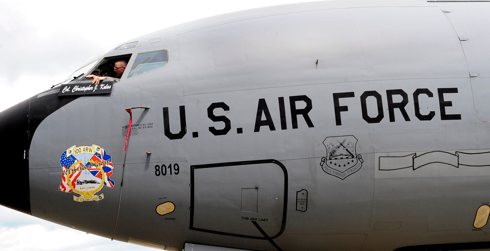 RAF MILDENHALL, England – Staff Sgt. Ian Metz, 100th Maintenance Squadron flying crew chief, unveils the new wing commander’s name on a KC-135 Stratotanker at Hangar 814 here June 24, 2011. The incoming 100th Air Refueling Wing commander, Col. Christopher Kulas, joins Team Mildenhall from his previous position as the 379th Expeditionary Operations Group commander, 379th Air Expeditionary Wing, Southwest Asia. Colonel Kulas previously served at RAF Mildenhall from June 1992 to September 1996. (U.S. Air Force photo/Senior Airman Ethan Morgan)