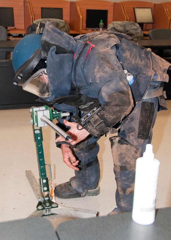 SHEPPARD AFB, TX - Airman 1st Class Jeffery Nurenberg of the 366th Training
Squadron Explosive Ordnance Disposal is practicing his (EOD) skills by
placing an explosive tool for a simulated disruption of a simulated suspect
package. Airman Nurenberg is wearing a bomb suit on June 27 2011. (USAF
Photo by Frank Carter)