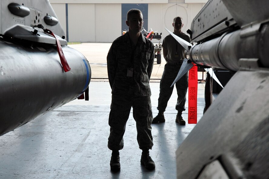 KUNSAN AIR BASE, Republic of Korea -- Senior Airman Ryan Castle, 8th Maintenance Operations Squadron load crew member evaluator, assesses a load crew from the 80th Aircraft Maintenance Squadron. Load crews are evaluated and have to qualify quarterly. (U.S. Air Force photo/Senior Airman Brittany Y. Bateman) 