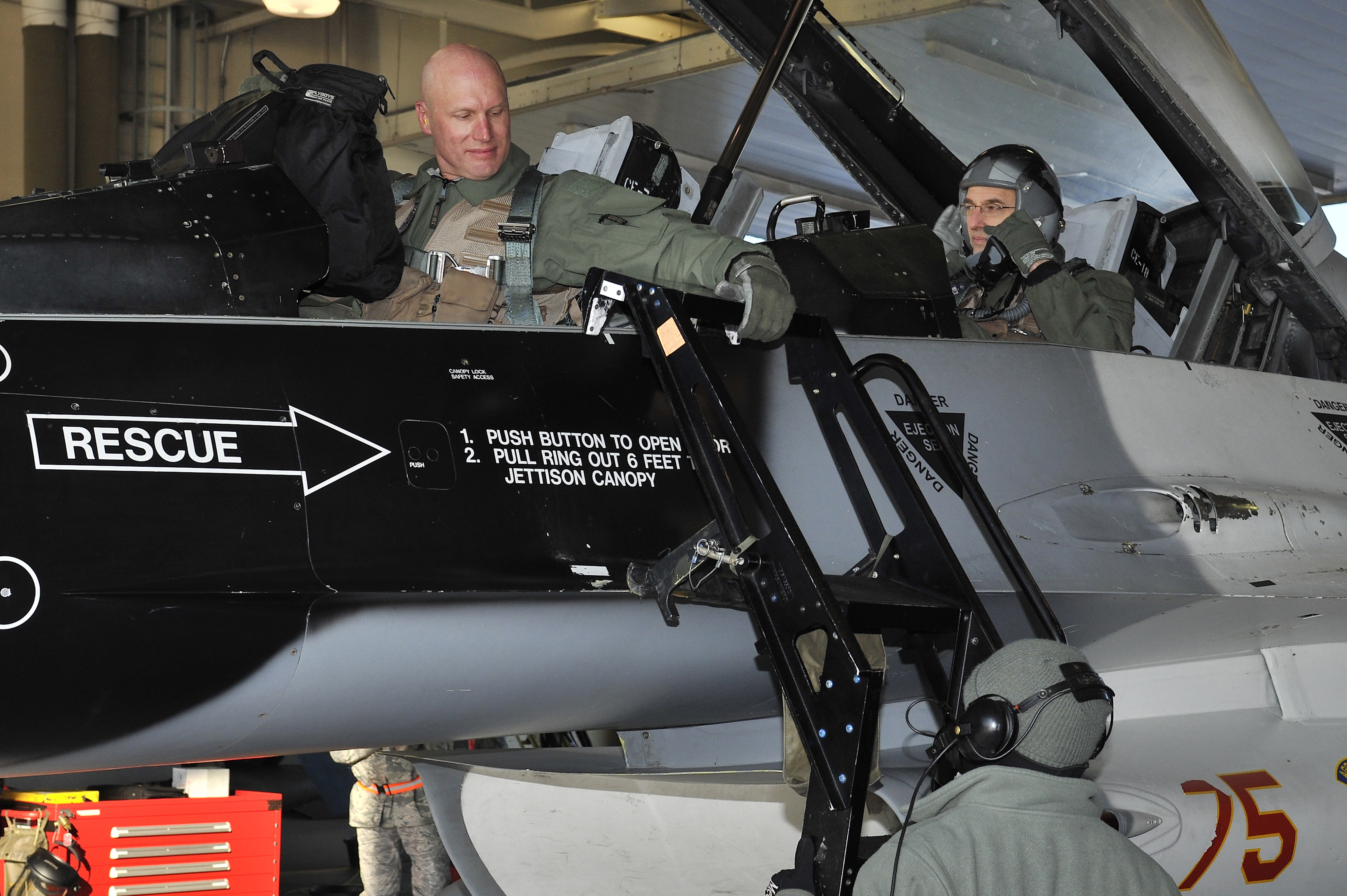 Eielson Wing Commander marks 4,000+ hours in F16 > Eielson Air Force