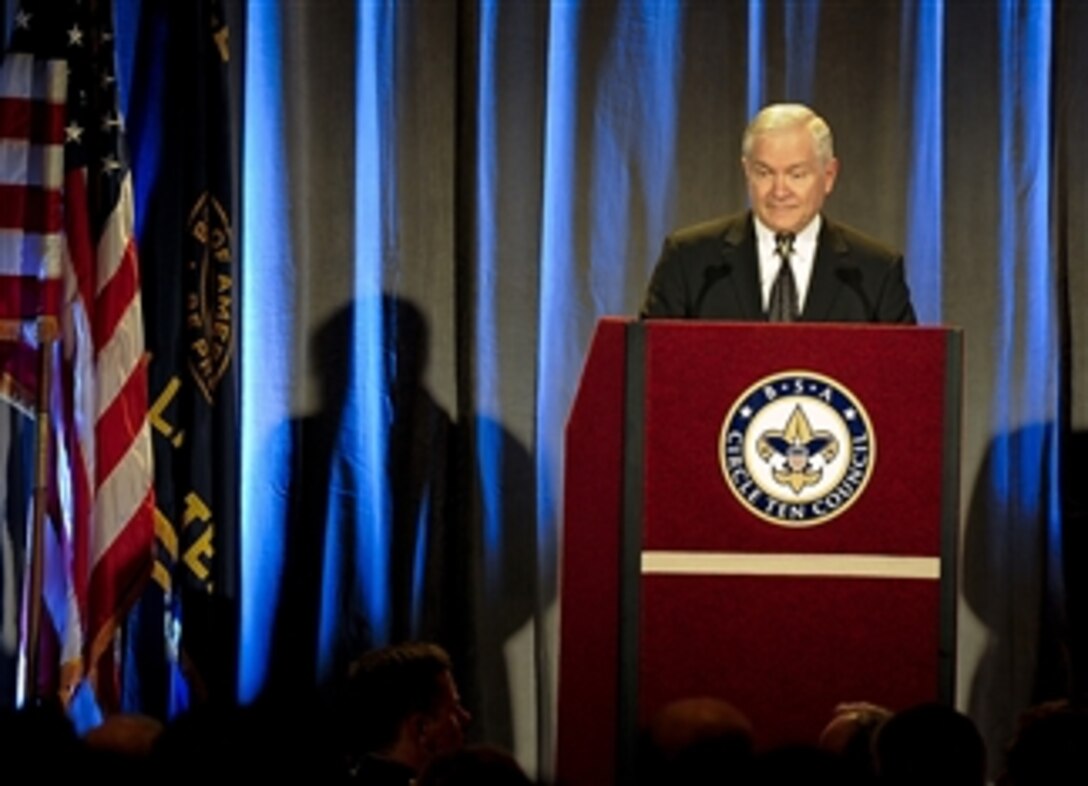 Secretary of Defense Robert M. Gates thanks former President of the United States George W. Bush after he is introduced during the Circle Ten Council Boy Scouts of America Friends of Scouting Dinner in Dallas, Texas, on March 3, 2011.  