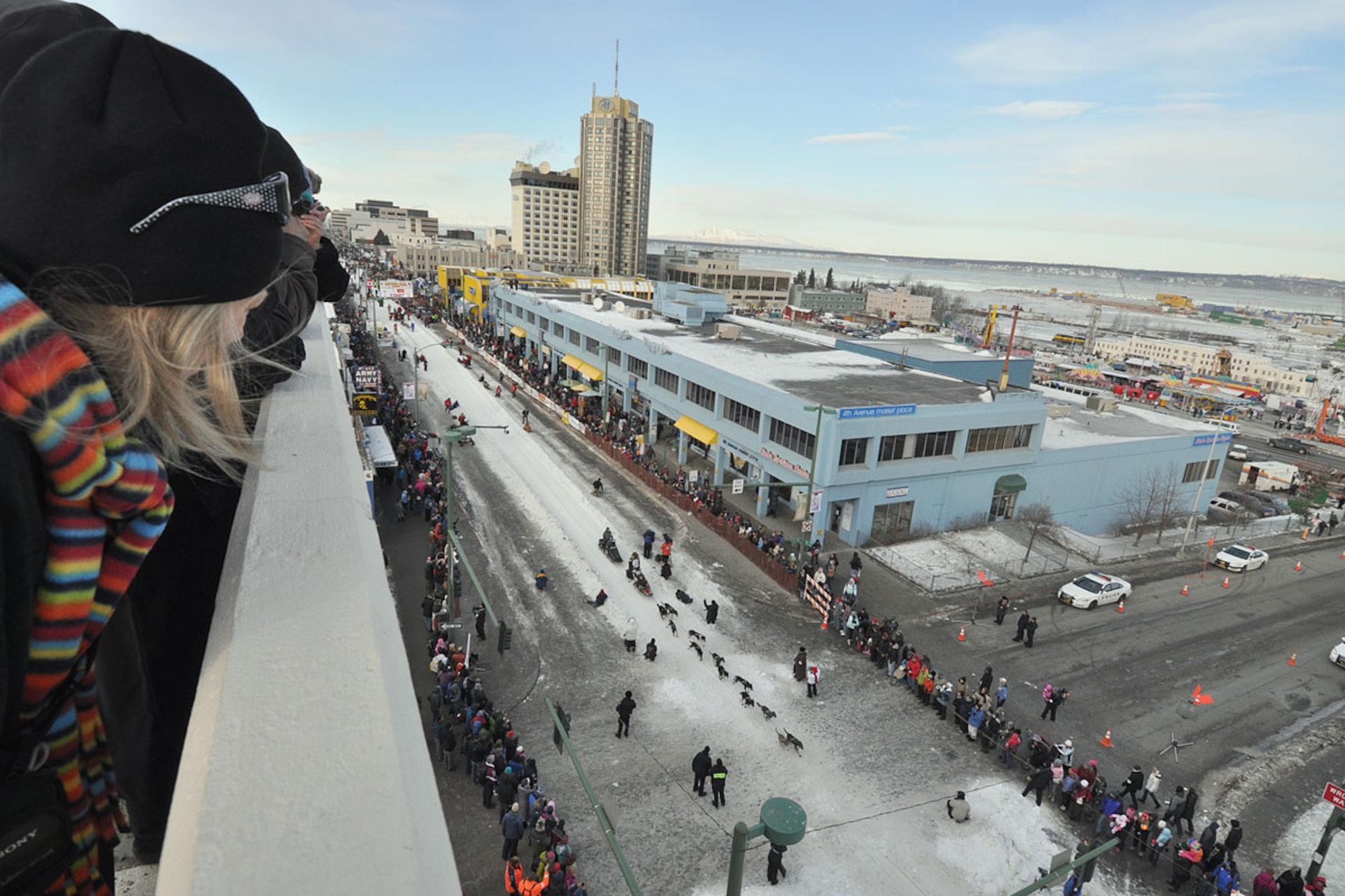 Fans watch from the top of a parking garage as teams race down 4th Avenue at the ceremonial start of the 2011 Iditarod Trail Sled Dog Race March 5. Sixty-two teams, plus this year's honorary musher Tom Busch left the start point on 4th Avenue to kick off the 1,150-mile race to Nome. (U.S. Air Force photo/John Pennell)
