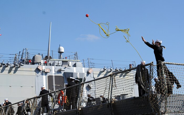 Sailors from USS Farragut (DDG 99) throw over a line in preparation for mooring at the Charleston Marina, March 11, 2011 at Charleston, S.C. (U.S. Air Force photo/Senior Airman Timothy Taylor)