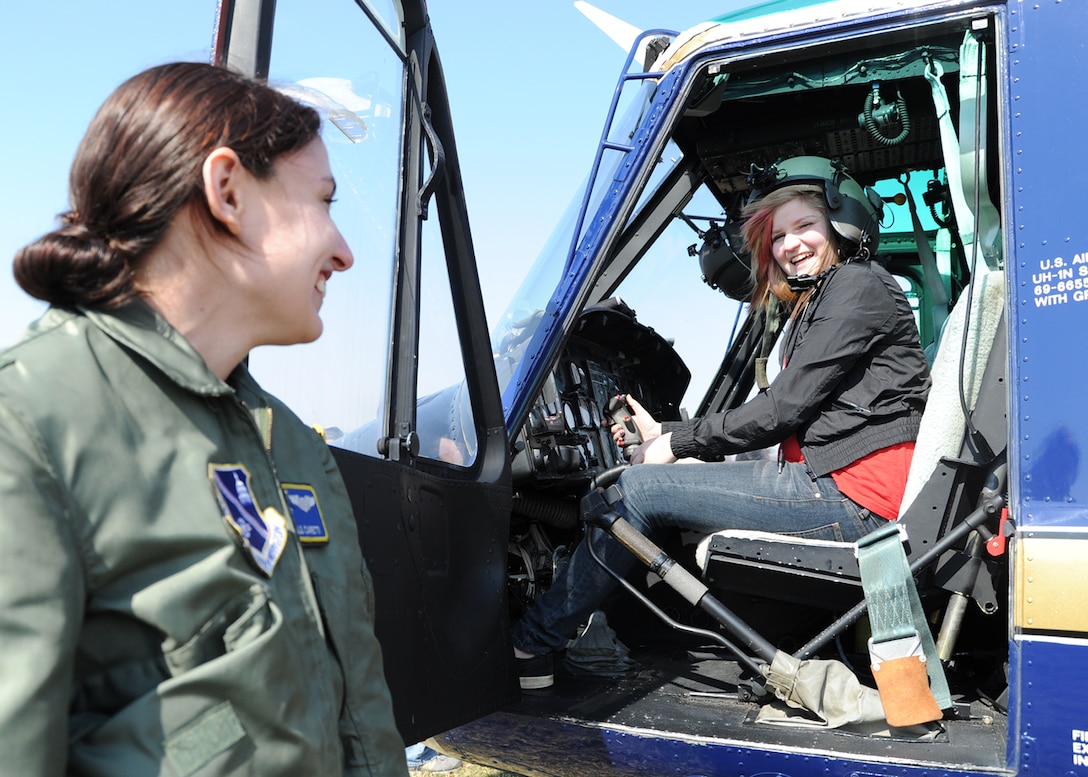 1 HS brief aspiring female pilots at Women Fly it Forward