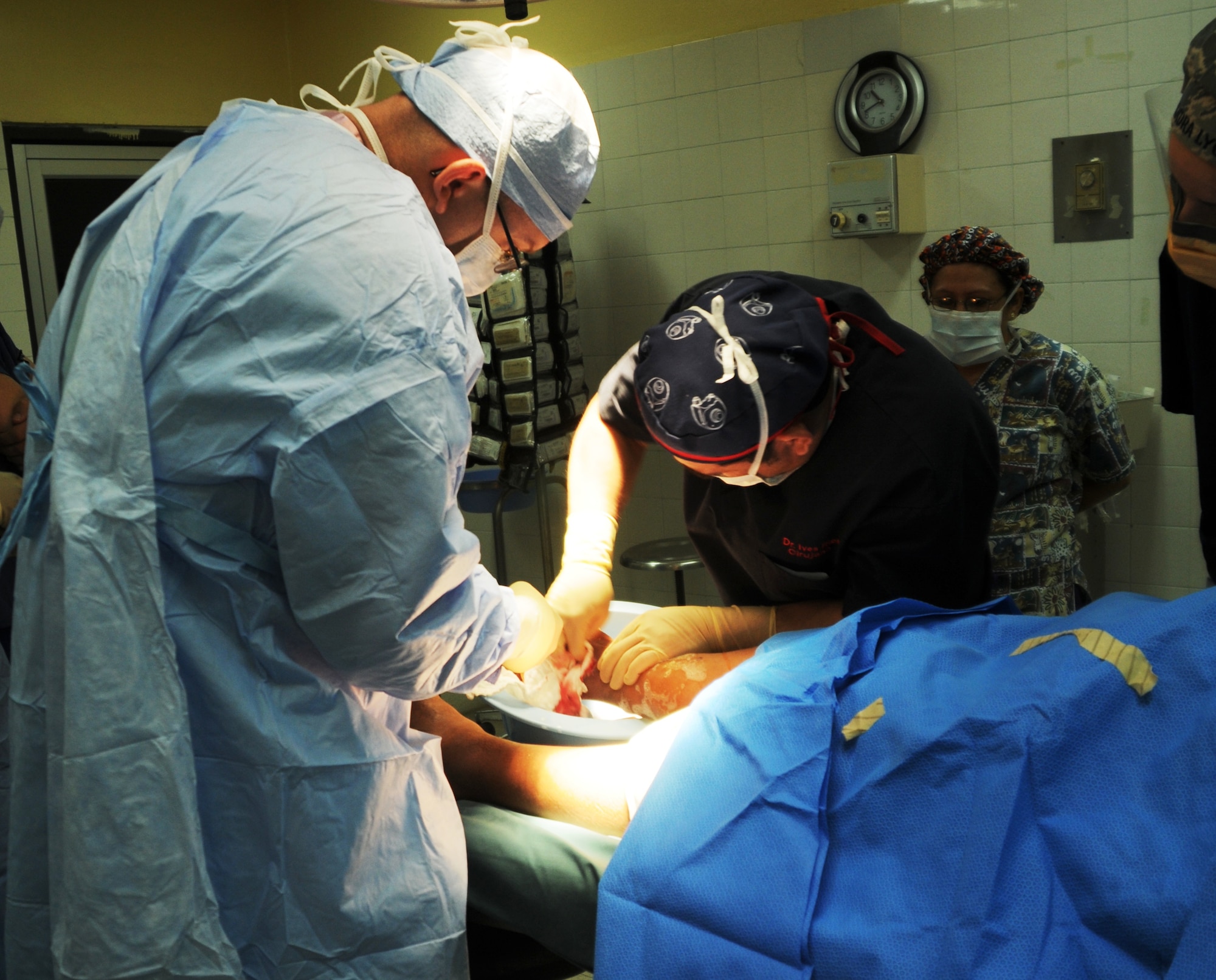 SOTO CANO AIR BASE, Honduras – Lt. Col. Christopher (Kit) Swiecki, Joint Task Force-Bravo Medical Element general surgeon, assists local surgeon Ives Rios  during a surgery at Santa Teresa Hospital in Comayagua. The surgical team assisted local surgeons Mar. 10 during a Medical Readiness Training Exercise. JTF-Bravo participates in approximately two local MEDRETEs per week in addition to 24 large-scale MEDRETES per year, providing nearly 32,000 Honduran citizens with healthcare they might not otherwise receive. (U.S. Air Force photo/Staff Sgt. Kimberly Rae Moore)