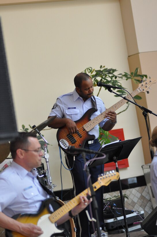 SrA Henry Roberson performs with Top Flight at the Desert Sky Mall in support of Air Force Recruiting.  Pictured in foreground:  SSgt Greg Lacy.