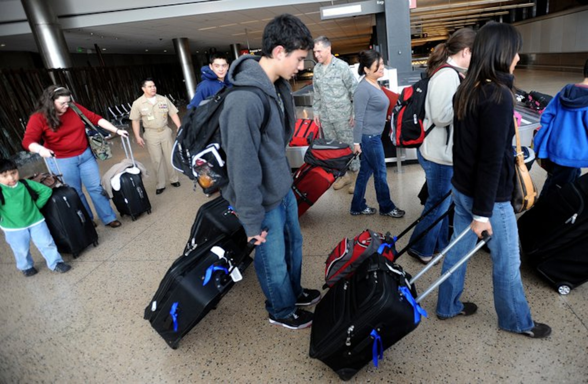 People head to the USO at Seattle-Tacoma International Airport after collecting their baggage March 19, 2011. About 240 servicemembers and their families landed at Sea-Tac in what is to be the first wave of more than 6,000 coming in from Japan.