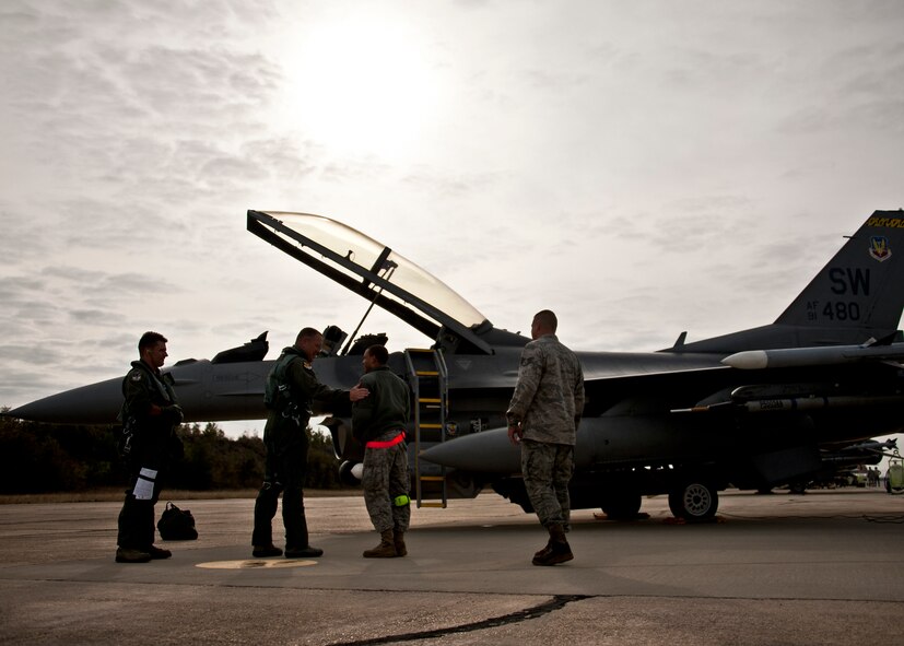 Maj. Gen. James Hyatt, United States Air Force Warfare Center commander, greets Senior Airman Keith Tunstall, 20th Aircraft Maintenance Squadron, prior to the general’s Combat Hammer sortie, March 14 at Eglin Air Force Base, Fla.  The general received an up-close view of the air-to-ground weapons system evaluation program known as Combat Hammer as part of his immersion with the 53rd Wing.  20th Fighter Wing F-16s from Shaw AFB, S.C., were at Eglin participating in the week-long evaluation.  Combat Hammer is conducted by the 86th Fighter Weapons Squadron, located here.  The squadron hosts 20 to 25 evaluations at Hill and Eglin each year, assessing weapon system performance, reliability, capabilities, and limitations in realistic combat scenarios against representative real-world targets.  (U.S. Air Force photo/Samuel King Jr.)