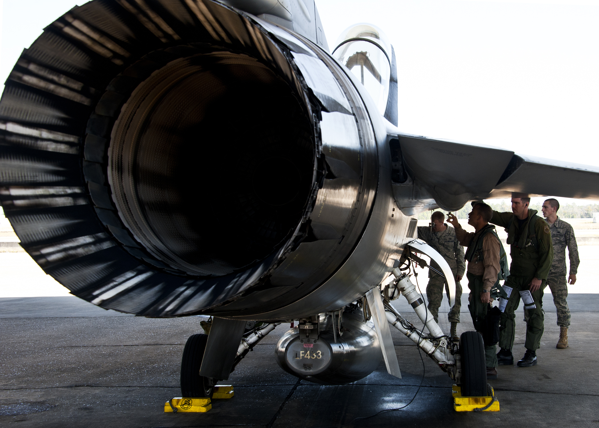 その他 MARINE FGHTER ATTACK TRAINING SQUADRON 110318-F-OC707-019.JPG