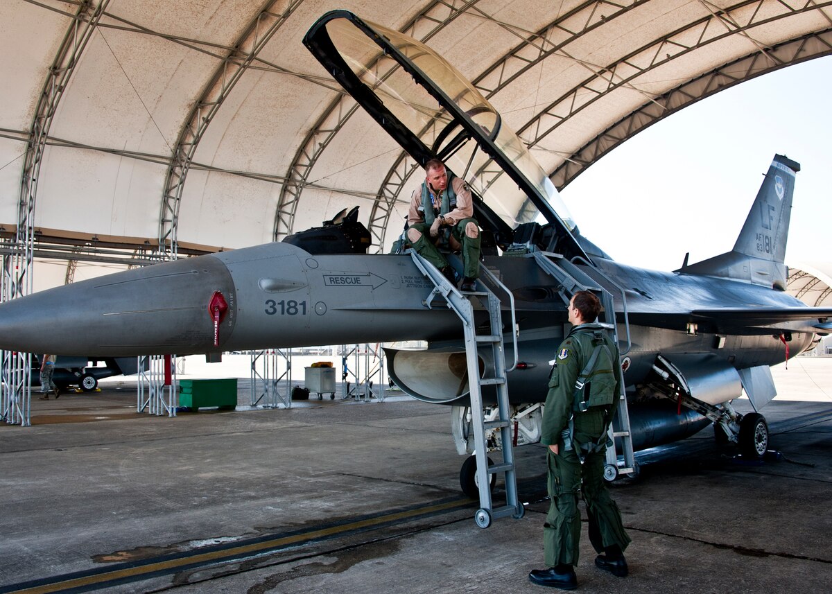 その他 MARINE FGHTER ATTACK TRAINING SQUADRON 110318-F-OC707-007.JPG