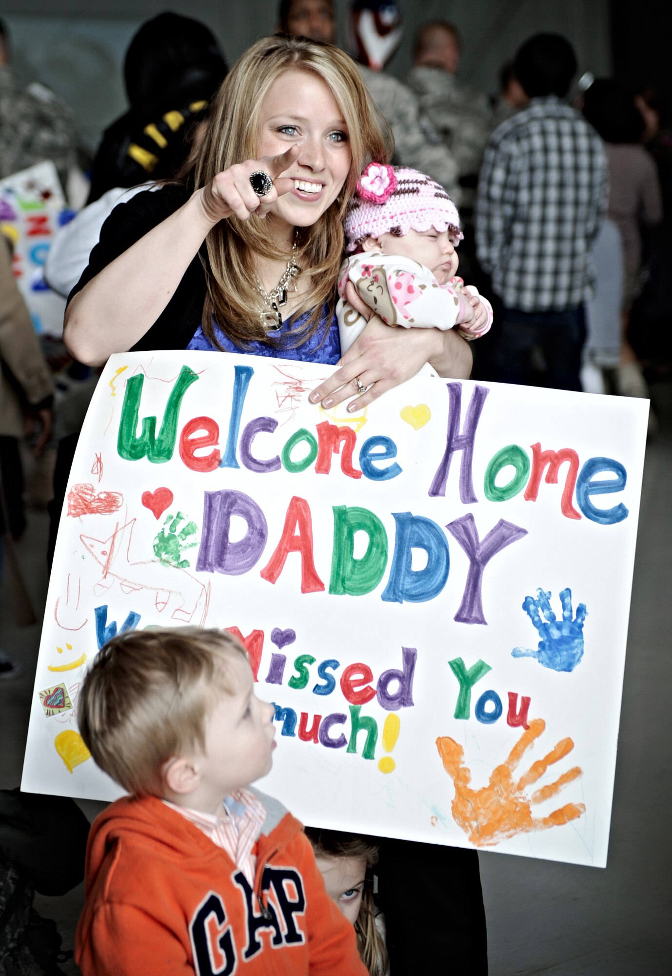 Kelly Harr, wife of the 726th Air Control Squadron’s Capt. Bryan Harr, points out her husband amongst the Hardrocks who returned from deployment March 19. More than 200 members of the 726th ACS reunited with family and friends after spending over six months deployed to Southwest Asia in support of Operation New Dawn. (U.S. Air Force photo by Airman 1st Class Renishia Richardson) 