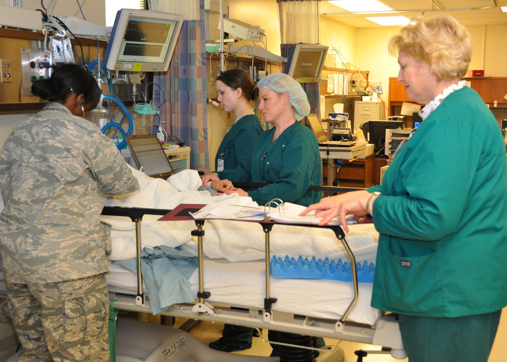 From left, three Keesler nurses, 1st Lts. Carol Walker and Bethany Casper and Capt.
Elberta Carter join Dr. Juanita Mullins in a “timeout” huddle in the 81st Surgical Operations Squadron peri-anesthesia care unit.  (U.S. Air Force photo by Steve Pivnick)