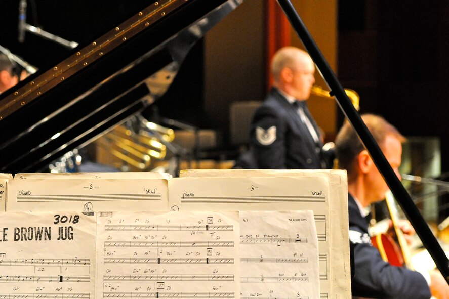 Tech. Sgt. Tedd Baker, lead tenor saxophonist with the Airmen of Note, the premier jazz ensemble of the U.S. Air Force, solos March 19 at the University of Tennessee, Knoxville, Tenn. The Note traveled through Virginia, Tennessee, Mississippi and Arkansas on its 2011 Spring Tour. (U.S. Air Force photo by Airman 1st Class Tabitha N. Haynes) 

