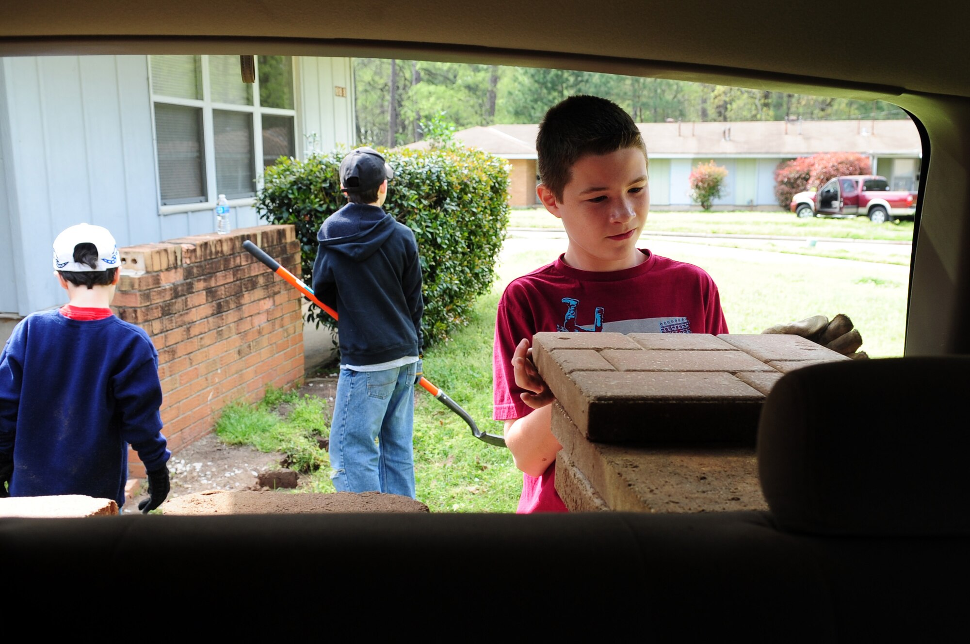 Housing residents for landscaping material > Barksdale Air Force