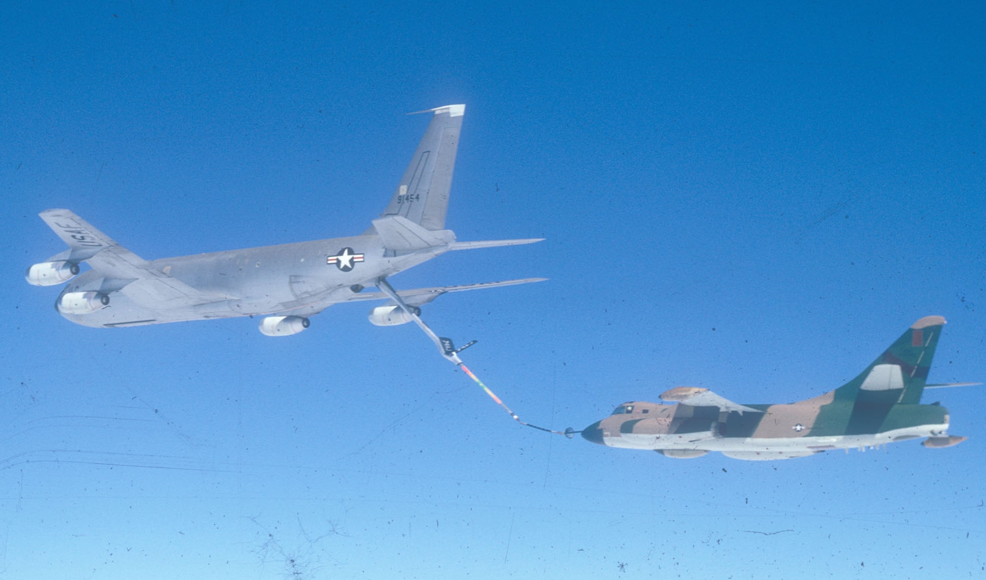 EB-66 being refueled in mid-air. The short probe on the EB-66’s nose fit into the KC-135’s hose basket. (U.S. Air Force photo)