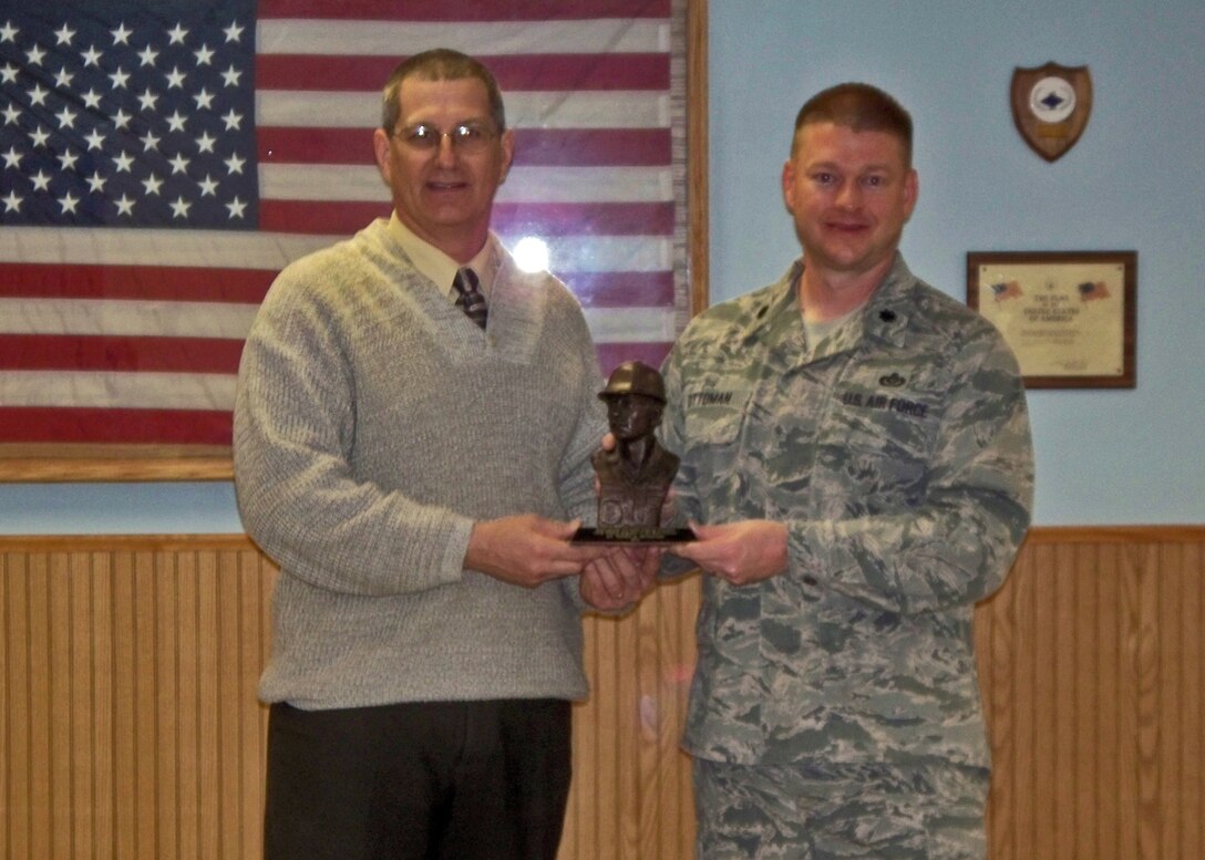 Gerry Hromowyk receives the National Society of Professional Engineers
Federal Employee of the Year for 2010 for AFRC from Lt Col Greg Ottoman, Niagara Falls Air Reserve Station, NY. (Courtesy photo)