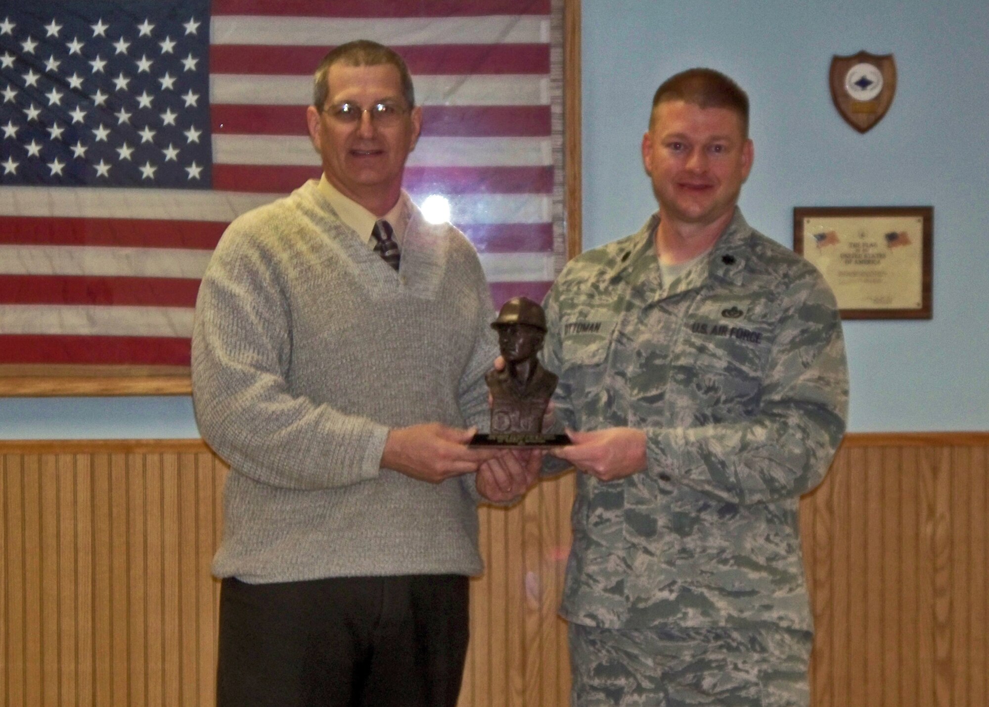Gerry Hromowyk receives the National Society of Professional Engineers
Federal Employee of the Year for 2010 for AFRC from Lt Col Greg Ottoman, Niagara Falls Air Reserve Station, NY. (Courtesy photo)
