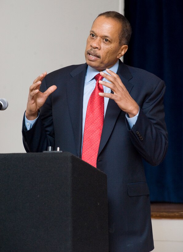 Juan Williams, Fox News journalist and political commentator, was the guest speak during a leadership series forum at the Joint Base Andrews Community Activity Center March 29. (Photo by Bobby Jones)