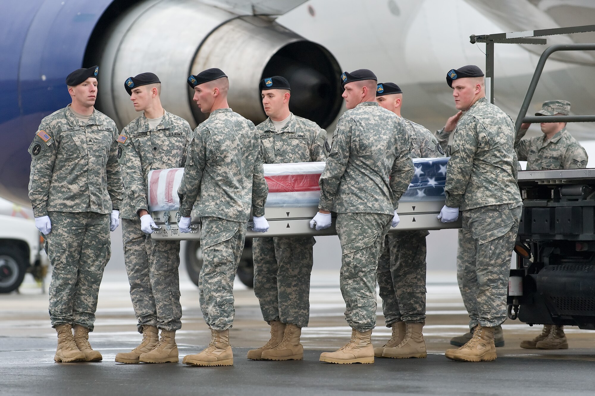 A U.S. Army carry team transfers the remains of Army Pfc. Dustin J. Feldhaus, of Glendale, Ariz., at Dover Air Force Base, Del., March 31, 2011. Feldhaus was assigned to the 2nd Battalion, 327th Infantry Regiment, 1st Brigade Combat Team, 101st Airborne Division (Air Assault), Fort Campbell, Ky. (U.S. Air Force photo/Roland Balik)