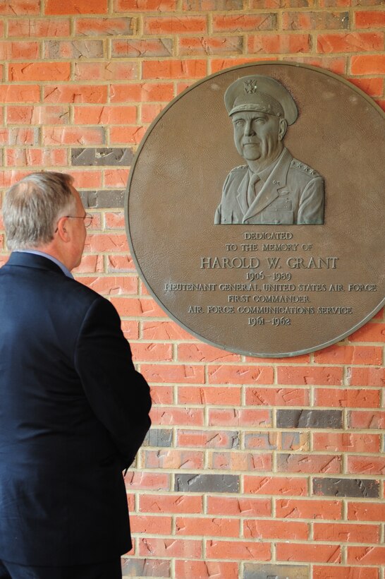 SCOTT AIR FORCE BASE, Ill. – Bruce Grant views the plaque on the Lt. Gen. Harold W. Grant building that commemorates his father’s legacy.  (U.S. Air Force photo by SSgt Teresa Jennings)