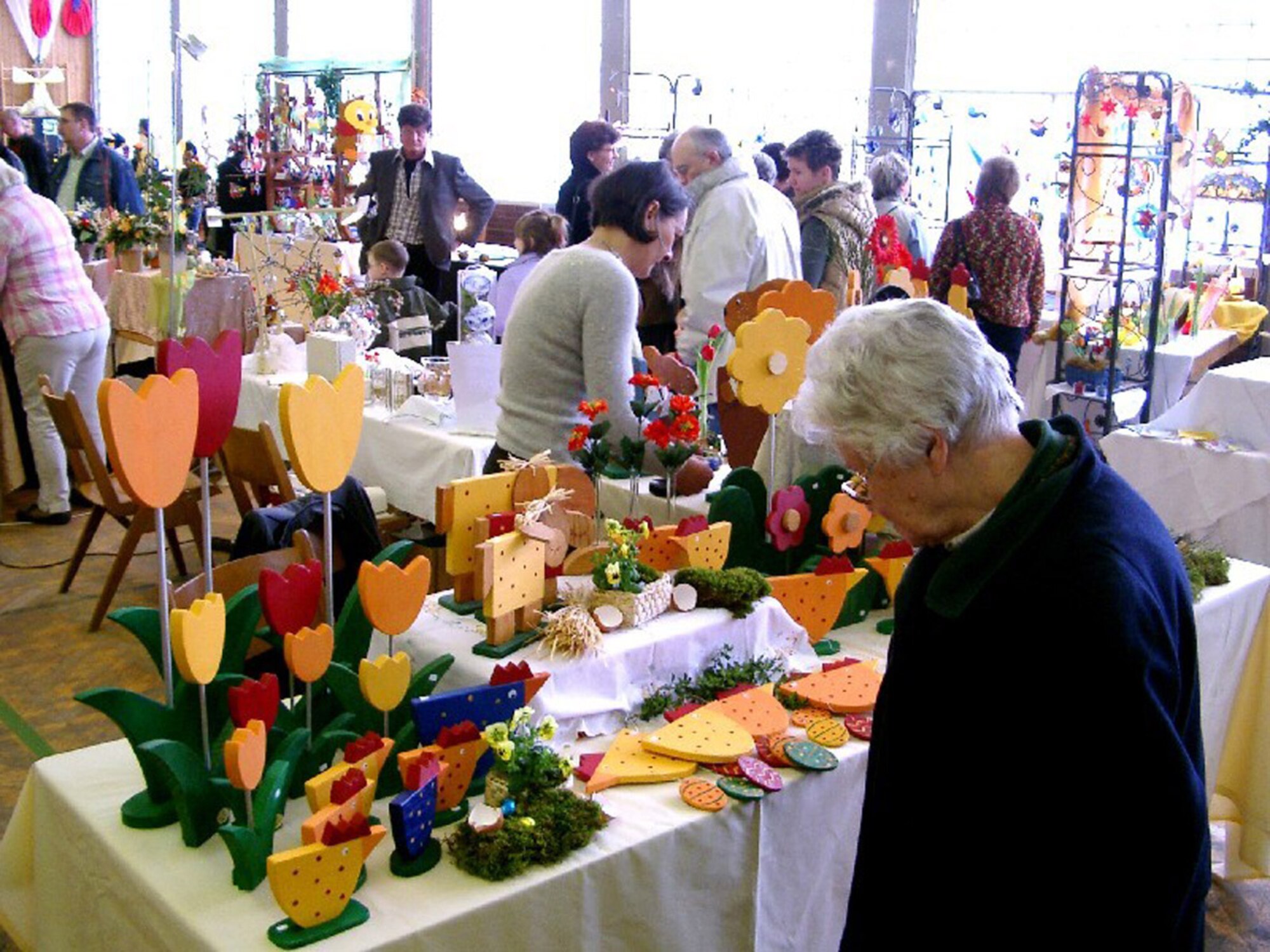 Visitors of the Niederkirchen Easter market find a variety of Easter decorations and handcrafted items. The market takes place Sunday.
