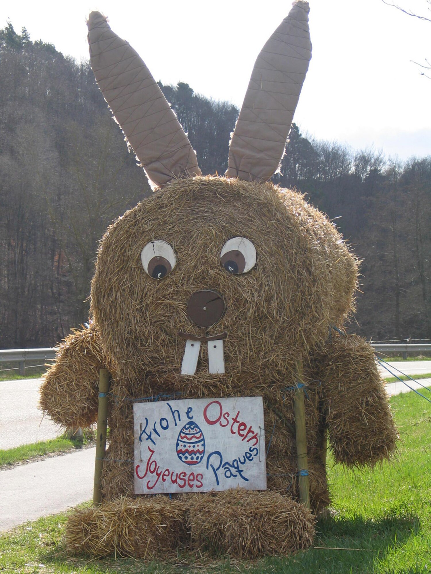 An Easter bunny made of straw welcomes visitors to the Easter market  
in Niederkirchen's Westpfalzhalle.(Courtesy Photo)