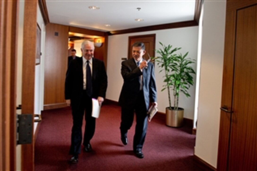 Secretary of Defense Robert M. Gates and Secretary of Veterans Affairs Eric K. Shinseki walk to a meeting at the Department of Veteran's Affairs in Washington, D.C., on May 2, 2011.  