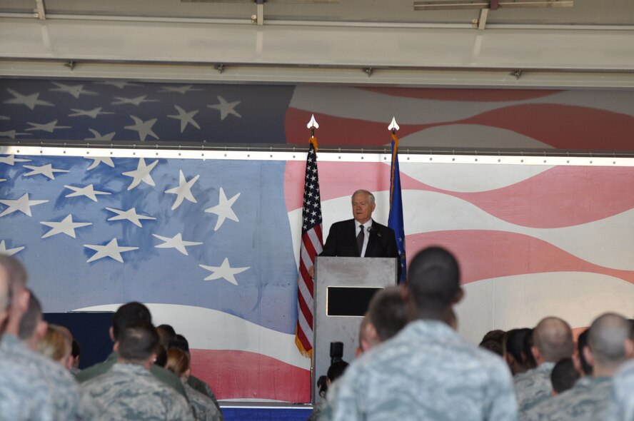 Secretary of Defense Robert Gates talks with 300 active duty and Reserve Airmen from the 4th Fighter Wing and 916th Air Refueling Wing during a visit to the base on May 6. (USAF photo by Maj. Shannon Mann, 916ARW/PA)