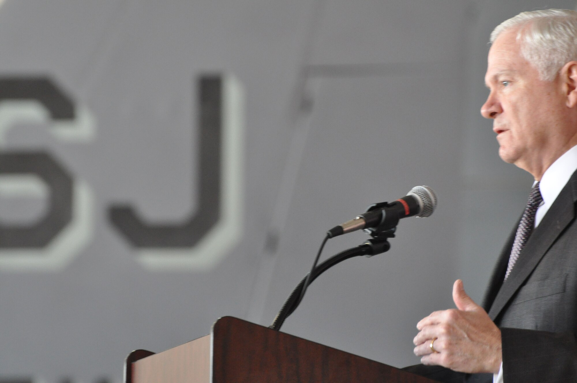 Secretary of Defense Robert Gates talks with more than 300 active duty and Reserve Airmen at Seymour Johnson Air Force Base, N.C. on May 6. (USAF photo by Maj. Shannon Mann, 916ARW/PA)