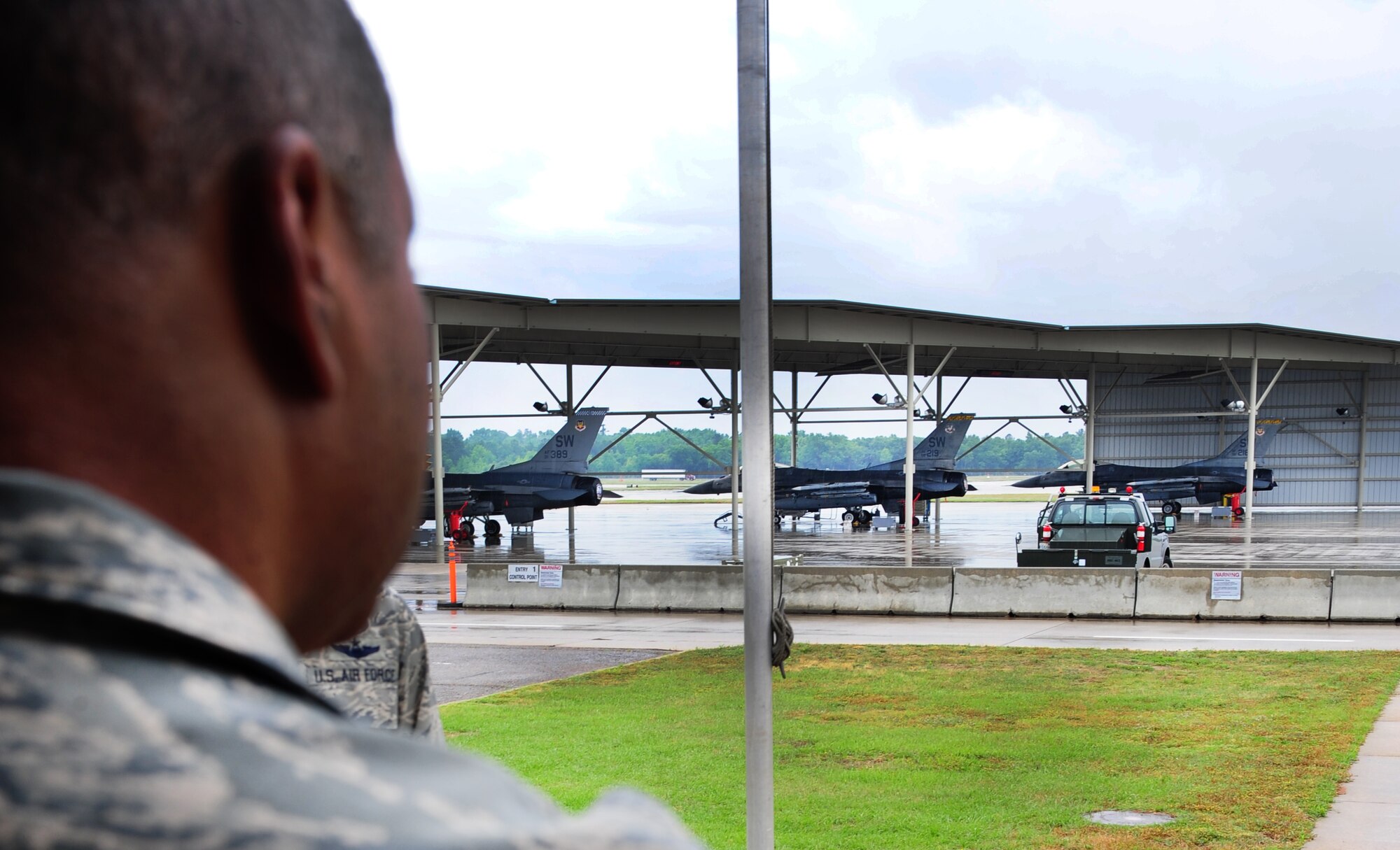 110506-F-6838W-126
SHAW AIR FORCE BASE, S.C. -- Major Gen. Garry C. Dean, 1st Air Force commander, takes a look at F-16s at the 20th Fighter Wing alert facility here May 6, 2011. Shaw's 20th Fighter Wing alert facility has guarded the East Coast since Sept. 11, 2001 through Nov. 15, 2003, and Aug. 1, 2006 through May 9, 2011 (U.S. Air Force photo/Airman 1st Class Neil D. Warner) (Released)

