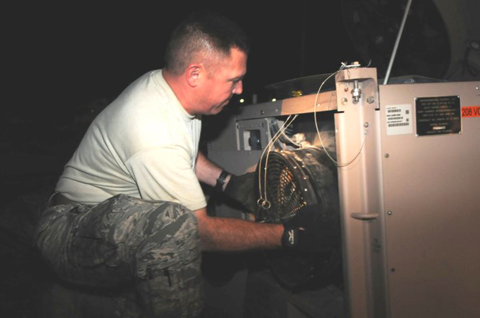 Tech Sgt. Keith Mitchell, a heating and air conditioning specialist with the 188th Fighter Wing Civil Engineering Squadron from Fort Smith, Ark., checks a fan cowling of an A/C unit during the set up of the DRBS system May 11, 2011. The 188th Civil Engineers deployed to McGehee, Ark., late on May 10 to set up the DRBS to support teams of Guardsmen who have been requested to perform flood response operations in Desha and Chicot Counties. (Photo by Staff Sgt. Julian Johnson, Arkansas National Guard Public Affairs.)