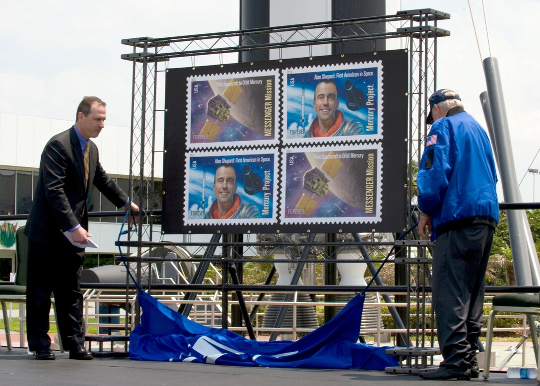 Mr. David Toner, U.S. Postal Service governor (left), and Navy Cmdr. (ret.)
Scott Carpenter, former NASA astronaut, unveil two new stamps to honor the
50th anniversary of Alan Shepard’s historic first space launch and the Messenger
mission to orbit Mercury, May 4 at the Kennedy Space Center Visitor Complex.