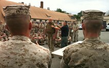 Danny Rivera, a Program Manager Infantry Combat Equipment (PM ICE) Training Team East member who works out of Camp Lejeune, N.C., discusses body armor with Reserve Infantry Marines of 1st Battalion, 24th Marines, in Grand Rapids, Mich. (PM ICE photo)